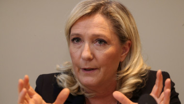 Marine Le Pen, vorbește la o întâlnire politică.
