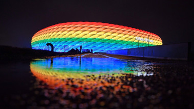 Allianz Arena din Munchen iluminată în culorile curcubeului