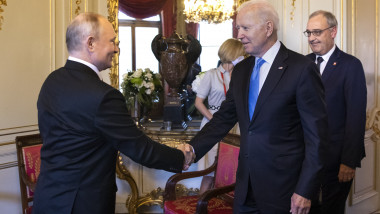 Strângere de mâini între Joe Biden și Vladimir Putin