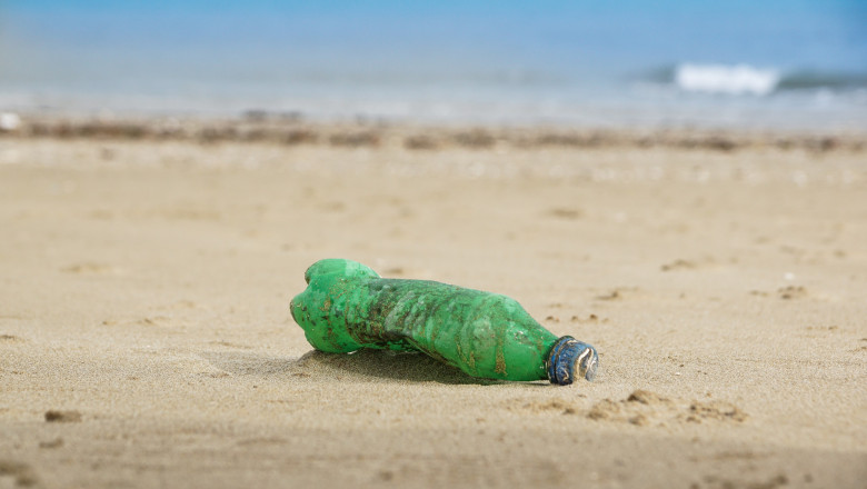 stica de plastic aruncata pe plaj.