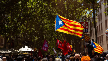 Protestatari cu un steag al Cataloniei