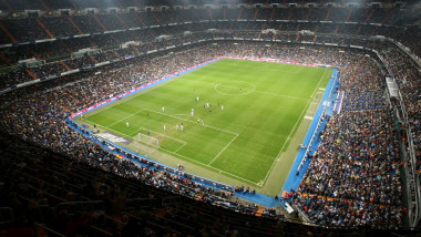 stadion plin cu spectatori in timpul unui meci de fotbal