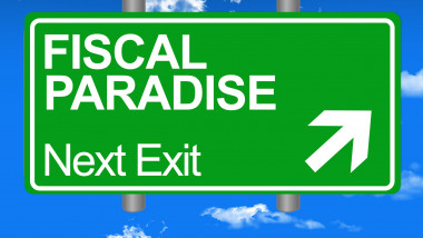 Ilustrație conceptuală cu semn rutier care prezintă direcția către un paradis fiscal