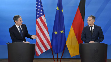 Antony Blinken și Heiko Maas cu steagurile SUA, UE și Germaniei în spate