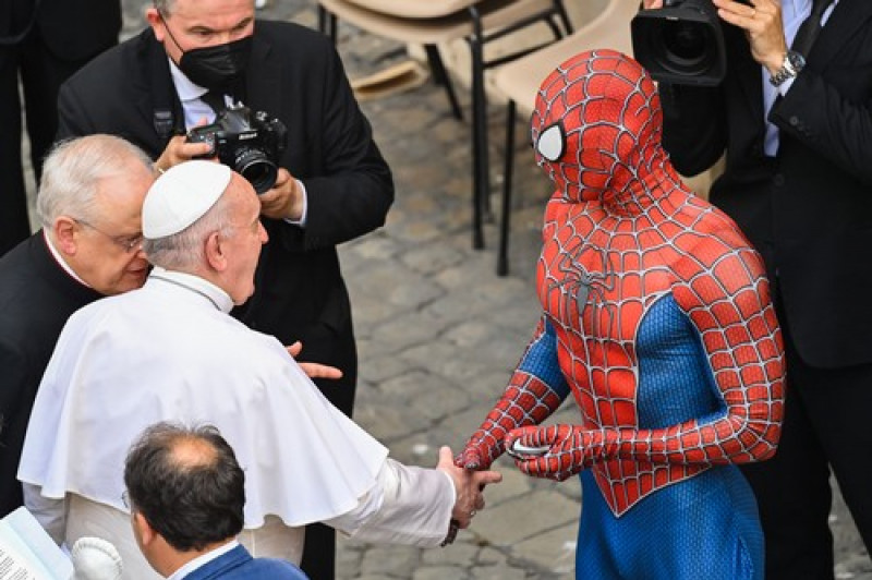 papa-francisc-spiderman (3)