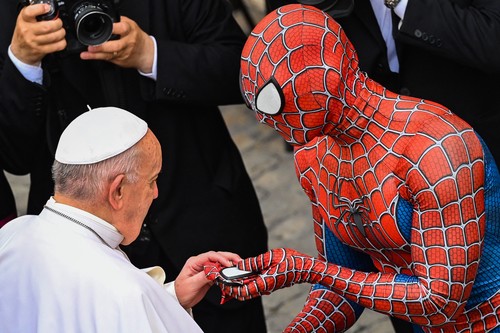 papa-francisc-spiderman (1)