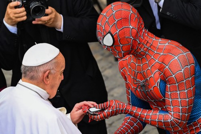 papa-francisc-spiderman (1)