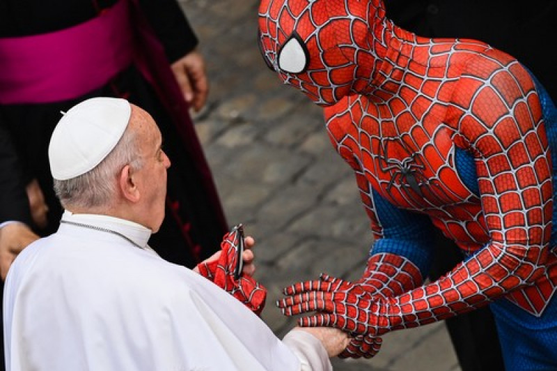 papa-francisc-spiderman (2)