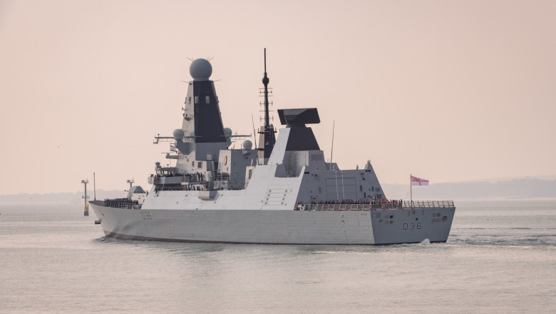 Distrugătorul HMS Defender al Royal Navy