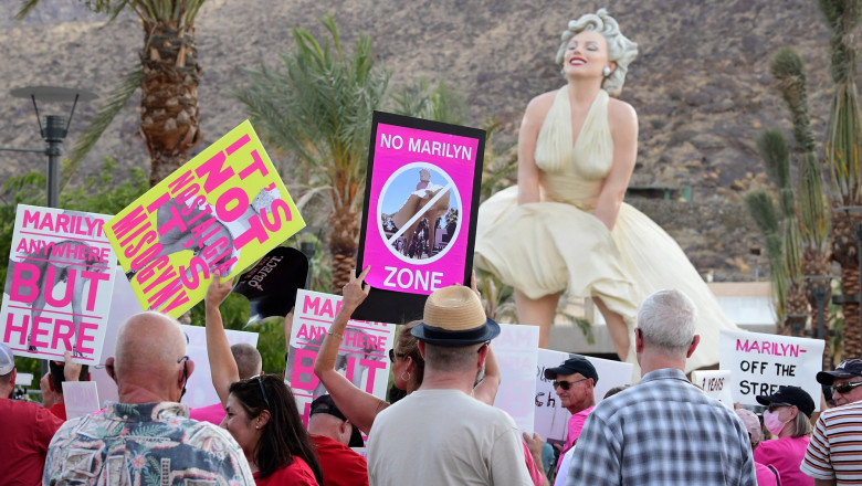 Protest față de amplasara statuii actriței Marilyn Monroe lângă Muzeul de Artă din Palm Springs.