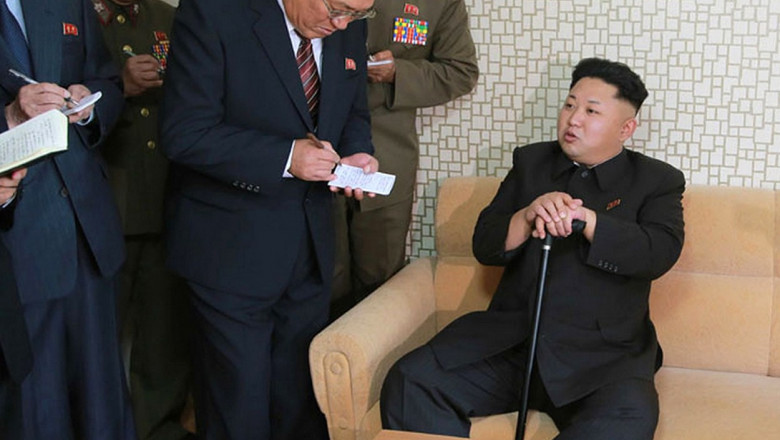 Kim Jong-Un dă indicații unor lideri nord-coreeni.