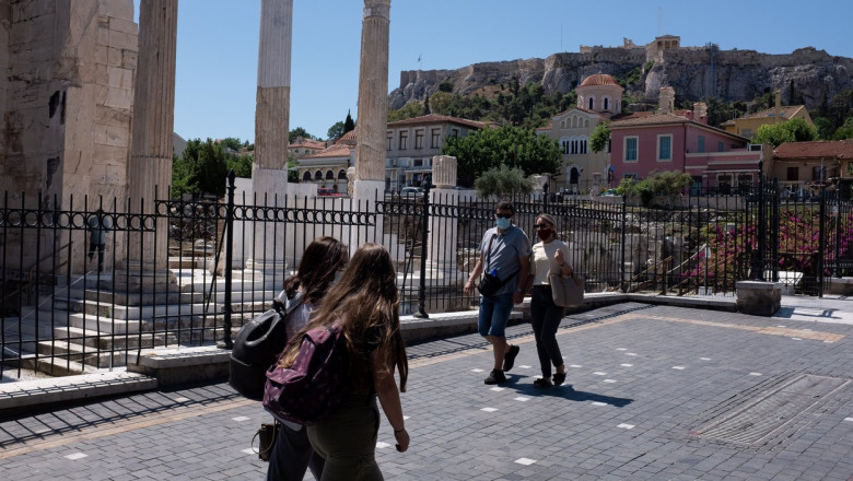 Oameni pe stradă în apropiere de Acropole