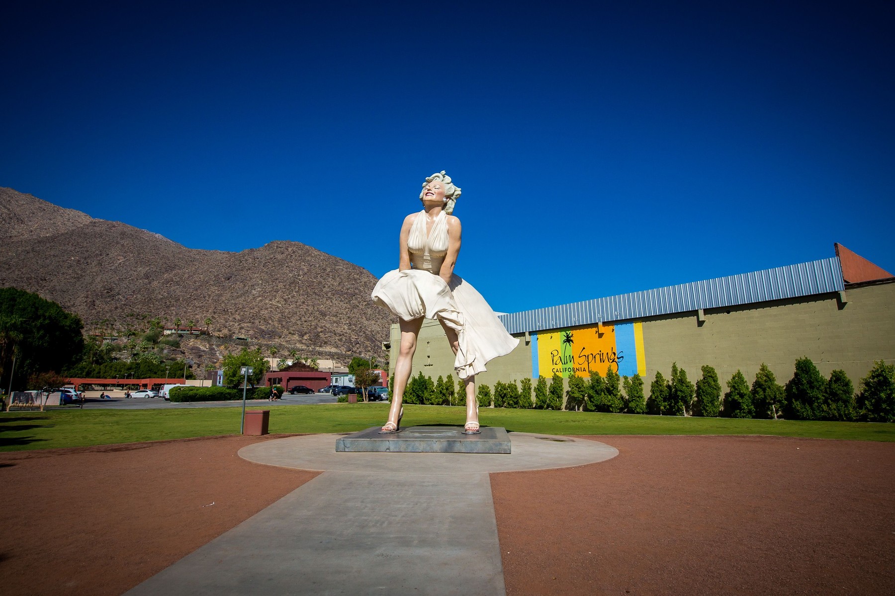 Giant Marilyn Monroe Statue Divides Palm Springs - WSJ