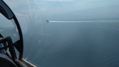 distrugatorul HMS Defender vazut dintr-un avion rusesc, in marea neagra