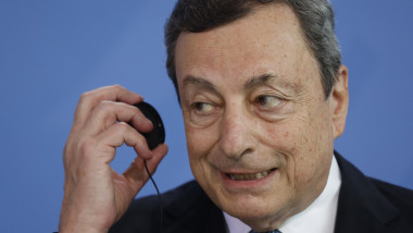 Mario Draghi susține o conferință de presă.