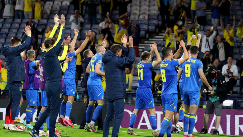 ucrainenii saluta publicul dupa calificarea in sferurile de finala ale euro 2020