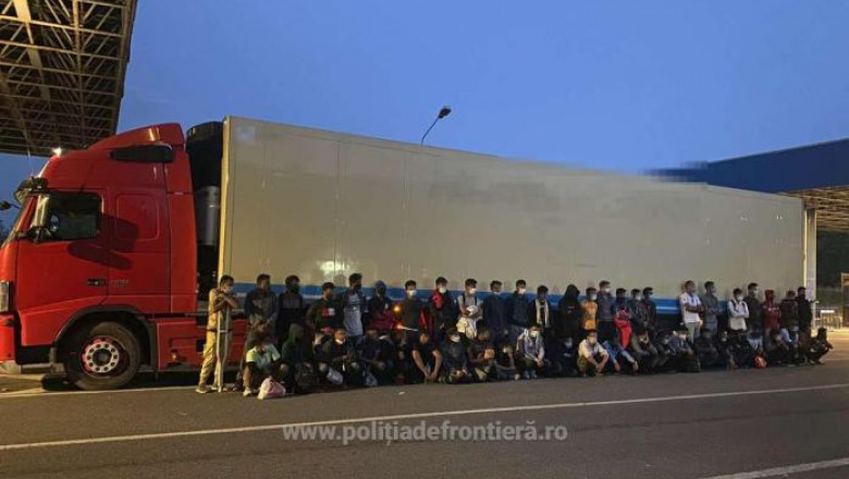 50 de migranti in fata camionului in care stateau ascunsi