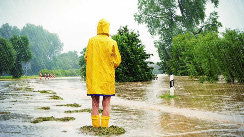 femeie in haina galbena de ploaie galbena, in ploaie