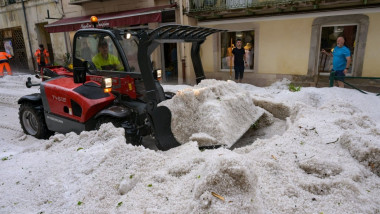 grindina adunata cu plugul de zapada in franta