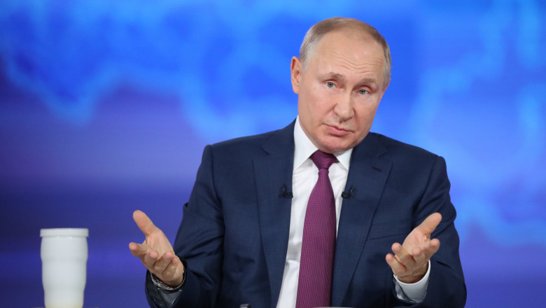 Vladimir Putin răspunde întrăbărilor publicului