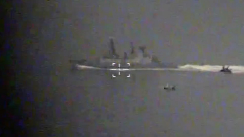 Distrugătorul britanic HMS Defender, urmărit de nave de patrulare rusești în Marea Neagră.