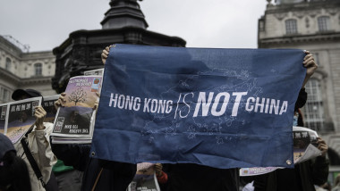 Un benner la proteste pro-democrație față e libertățile din Hong Kong