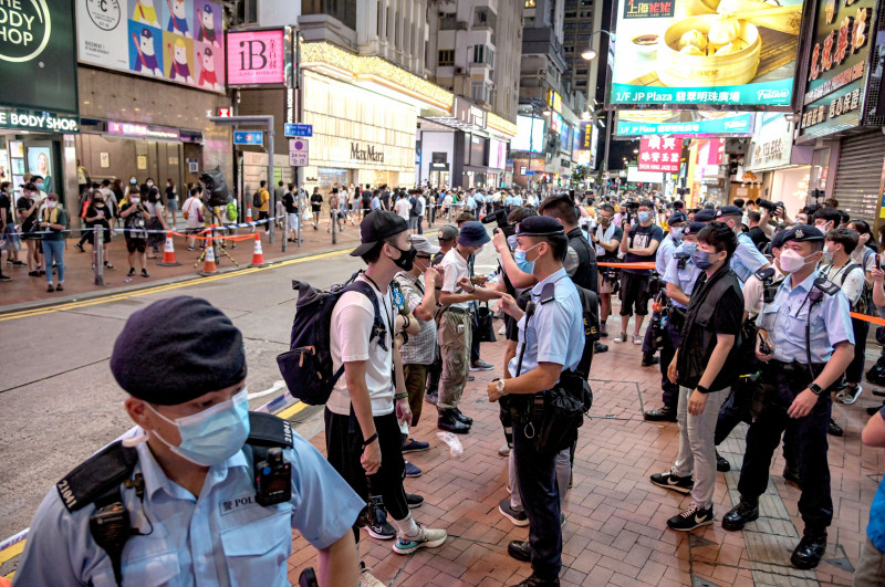 Poliția percheziționează protestatarii pe străzile din Hong Kong