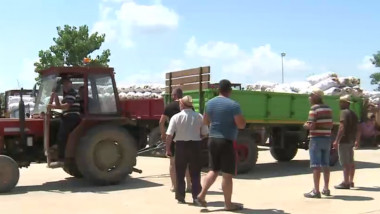 Tractor care transportă saci cu cartofi.