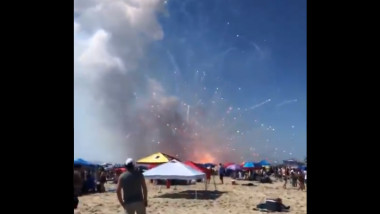 explozie artificii pe o plaja plină de oameni