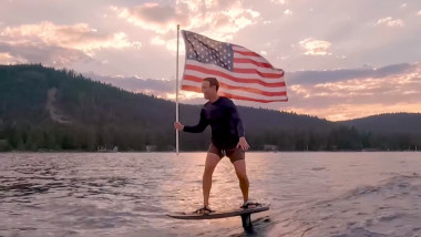 zuckerberg peo placa electrica de surf, fluturând steagul americii in mana