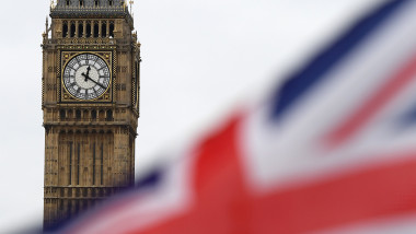 Steag al Marii Britanii cu Big Ben în fundal.