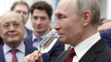 Vladimir Putin bea sampanie