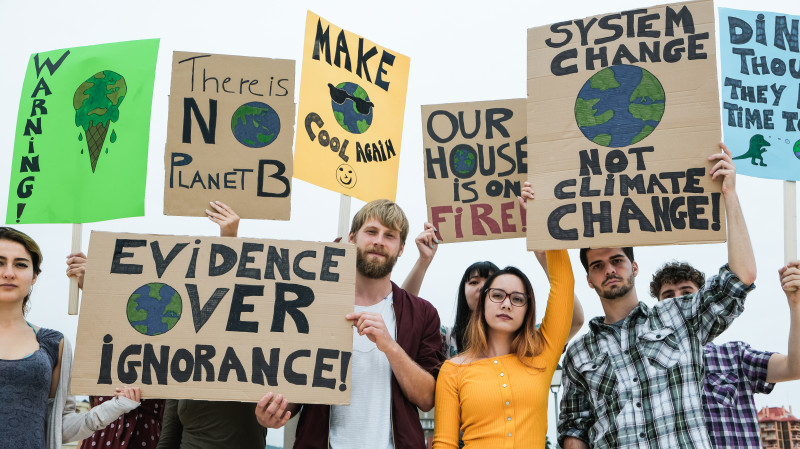 un grup de tineri protestează pentru schimbările climatice