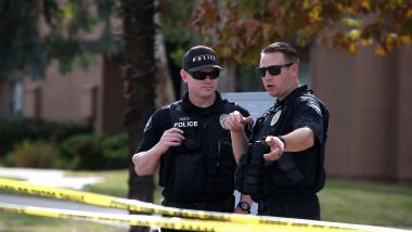 Polițiști americani cercetează scena unui atac armat