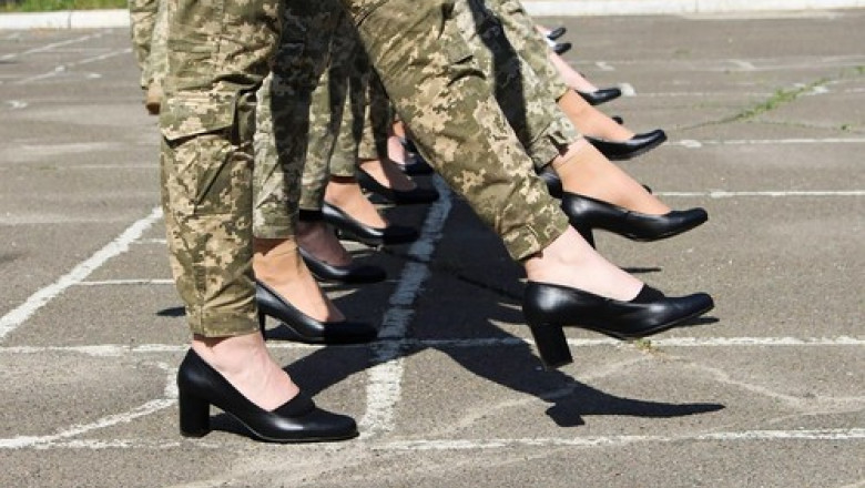 Ce spun femeile din armata ucraineană, obligate să defileze pe tocuri câte 4 ore pe zi