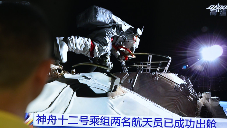 Astronauții chinezi au făcut prima plimbare pe noua stația spațială chineză