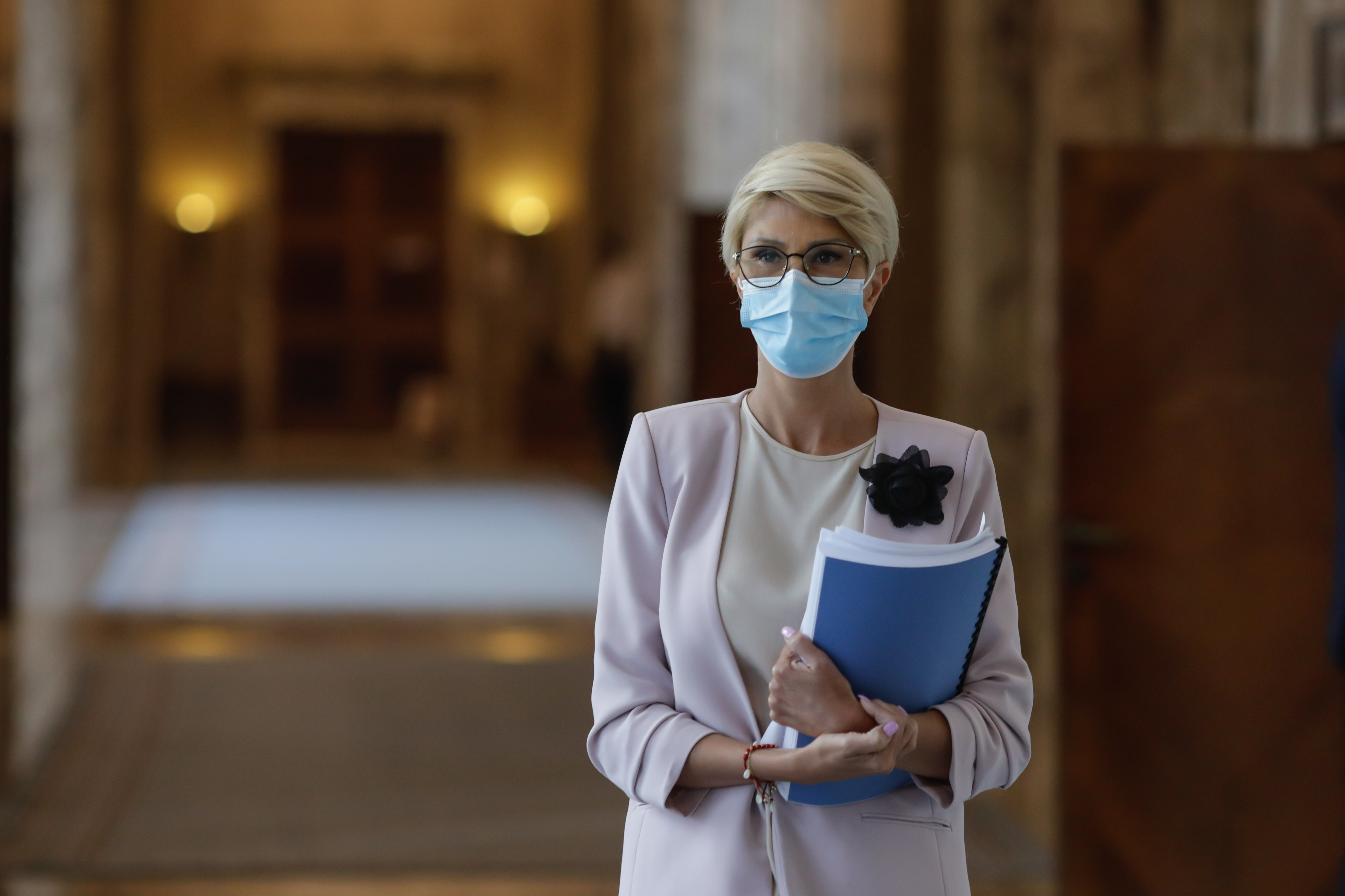 Raluca Turcan: Guvernul va prelungi şomajul tehnic şi va adopta măsuri pentru părinţii care au copii în şcoala online