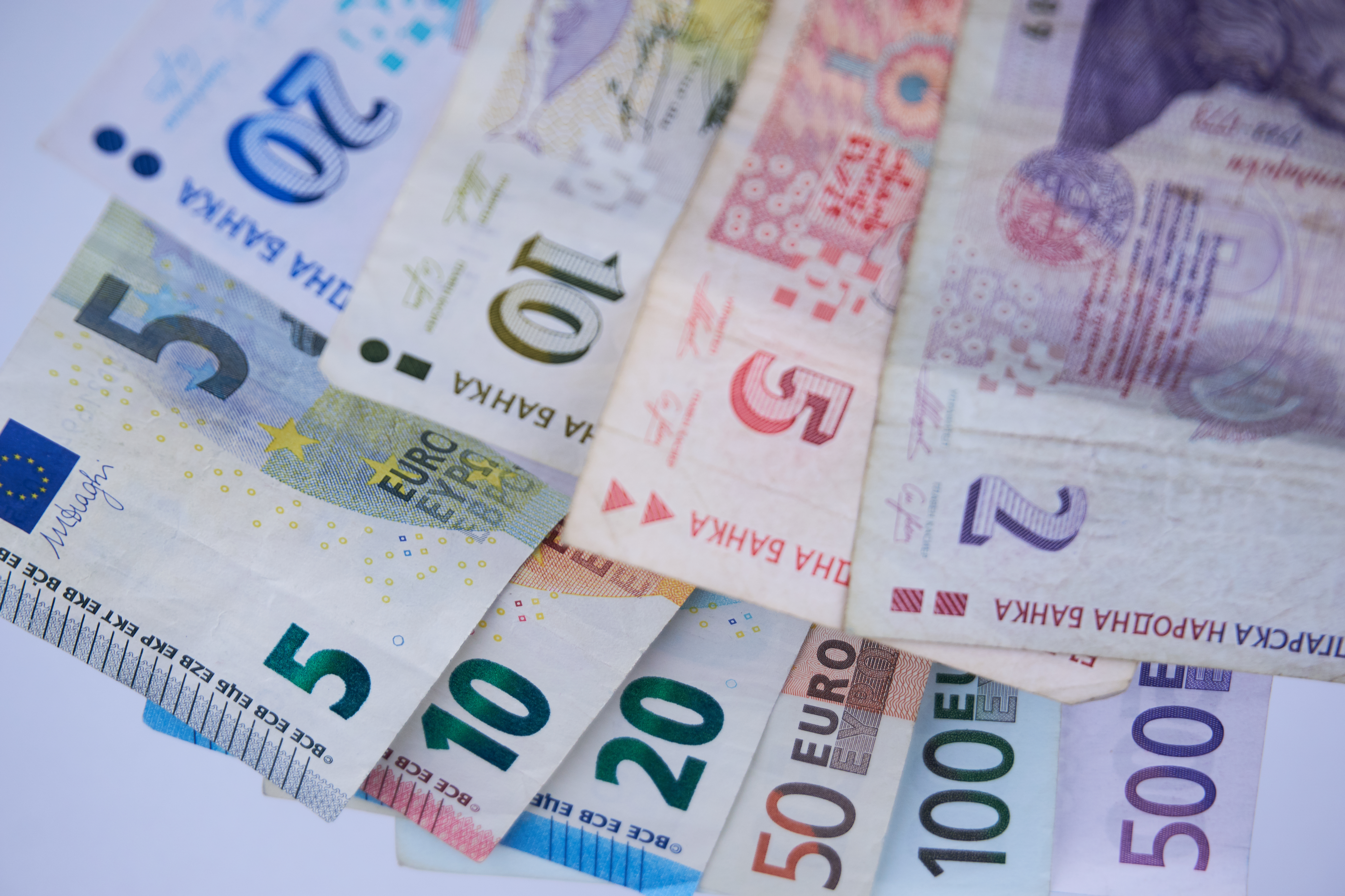 Toate magazinele din Bulgaria vor afișa, începând de astăzi, preţurile atât în leva, cât şi în euro