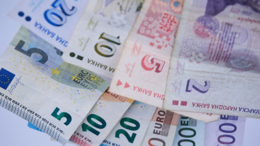 bancnote de leva insirate peste bancnote de euro