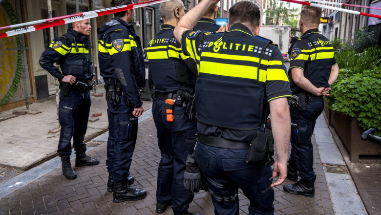 Polițiști olandezi la locul unui incident armat.