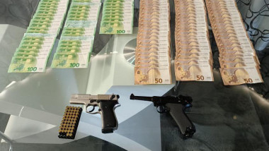 Sume de bani și două arme gasite la o perchezitție de polițiști.