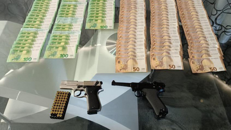 Sume de bani și două arme gasite la o perchezitție de polițiști.