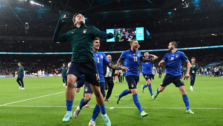Jucători italieni care se bucură după calificarea în finala euro 2020