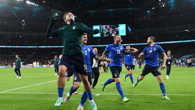 Jucători italieni care se bucură după calificarea în finala euro 2020