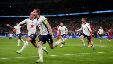 Jucătorii englezi se bucură după ce au marcat împotriva Danemarcei.