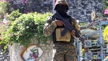 Un soldat stă în fața reședinței private unde a fost asasinat Jovenel Moise