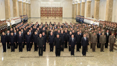 Kim Jong Un în vizită la mausoleul familie sale, alături de liderii nord-coreeni