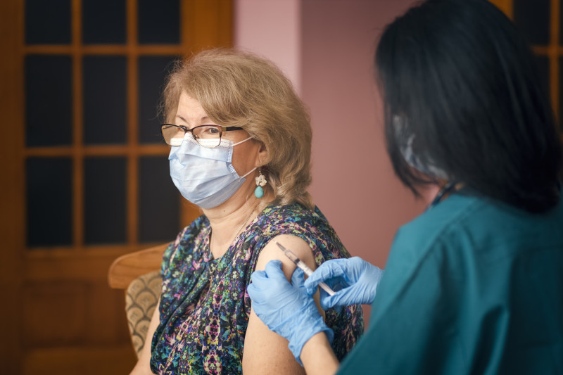 Femeie se vaccinează împotriva covid-19
