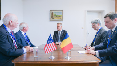Președintele Klaus Iohannis a avut, joi, o întrevedere la Sofia cu senatorii care conduc delegația Congresului SUA participantă la Summitul Inițiativei celor Trei Mări.