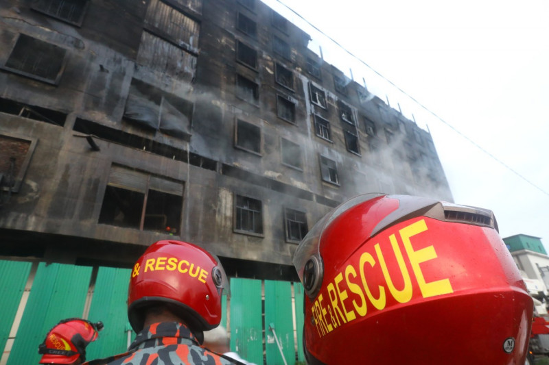 52 de morți în urma unui incendiu izbucnit la o fabrică din Bangladesh.